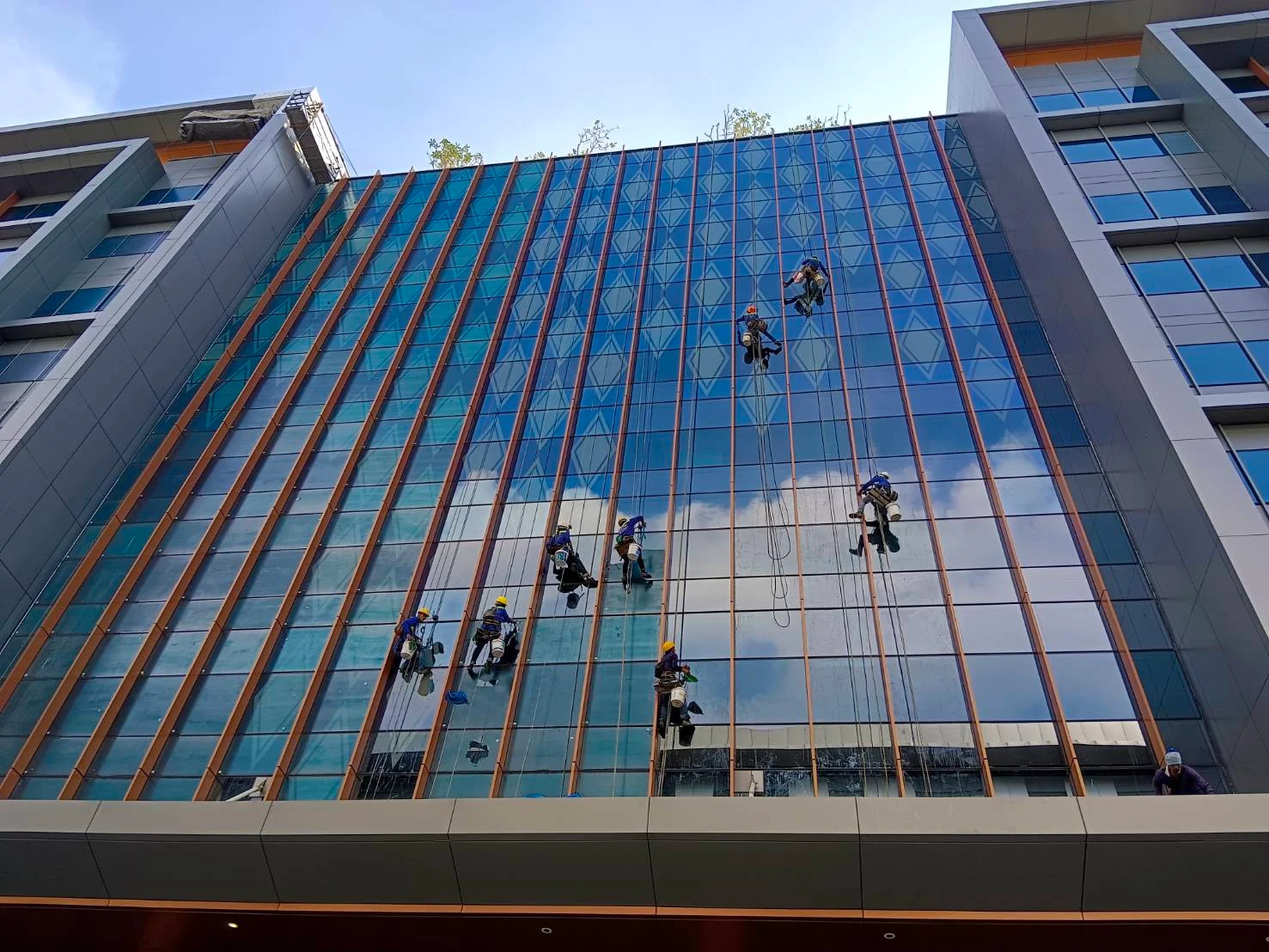 ทำความสะอาดกระจกอาคารสูงแบบโรยตัว