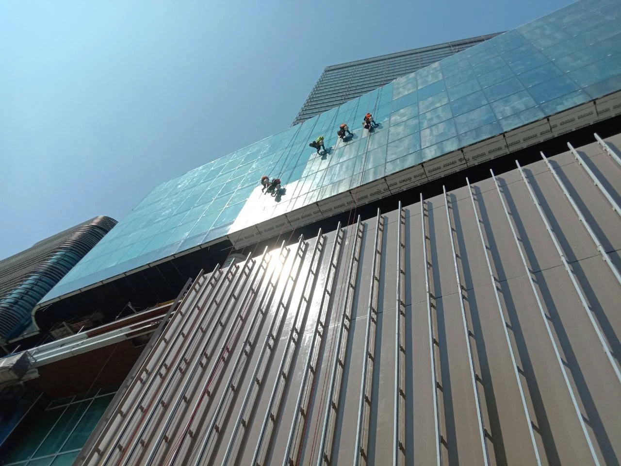 ทำความสะอาดอาคารสูงแบบโรยตัว